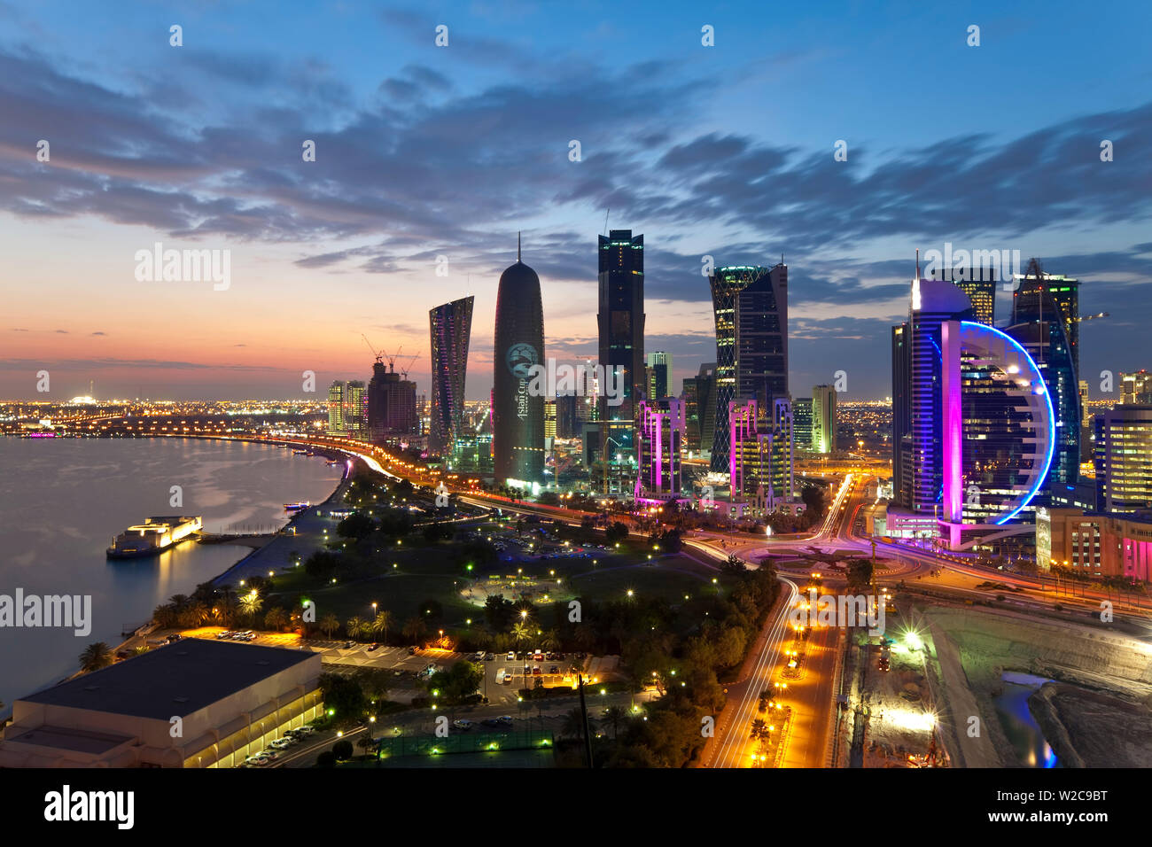 Il Qatar, il Medio Oriente e penisola arabica, Doha, nuovo skyline del West Bay quartiere finanziario centrale di Doha Foto Stock