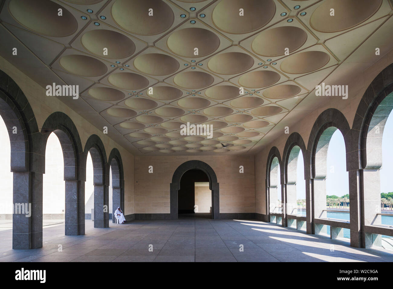 Il Qatar Doha, il Museo di Arte Islamica, progettato da I.M. Pei, cortile esterno archi Foto Stock