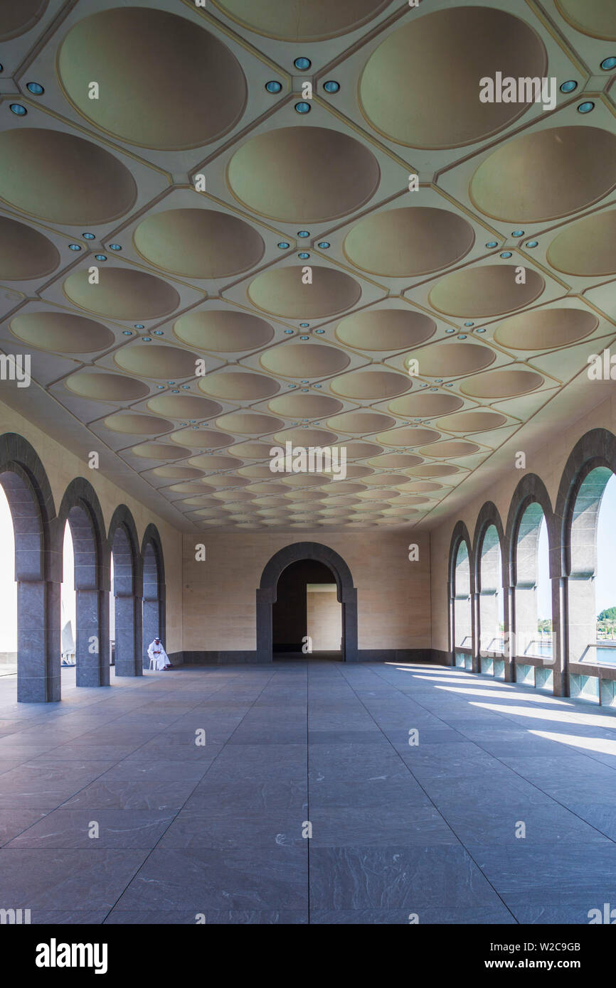 Il Qatar Doha, il Museo di Arte Islamica, progettato da I.M. Pei, cortile esterno archi Foto Stock