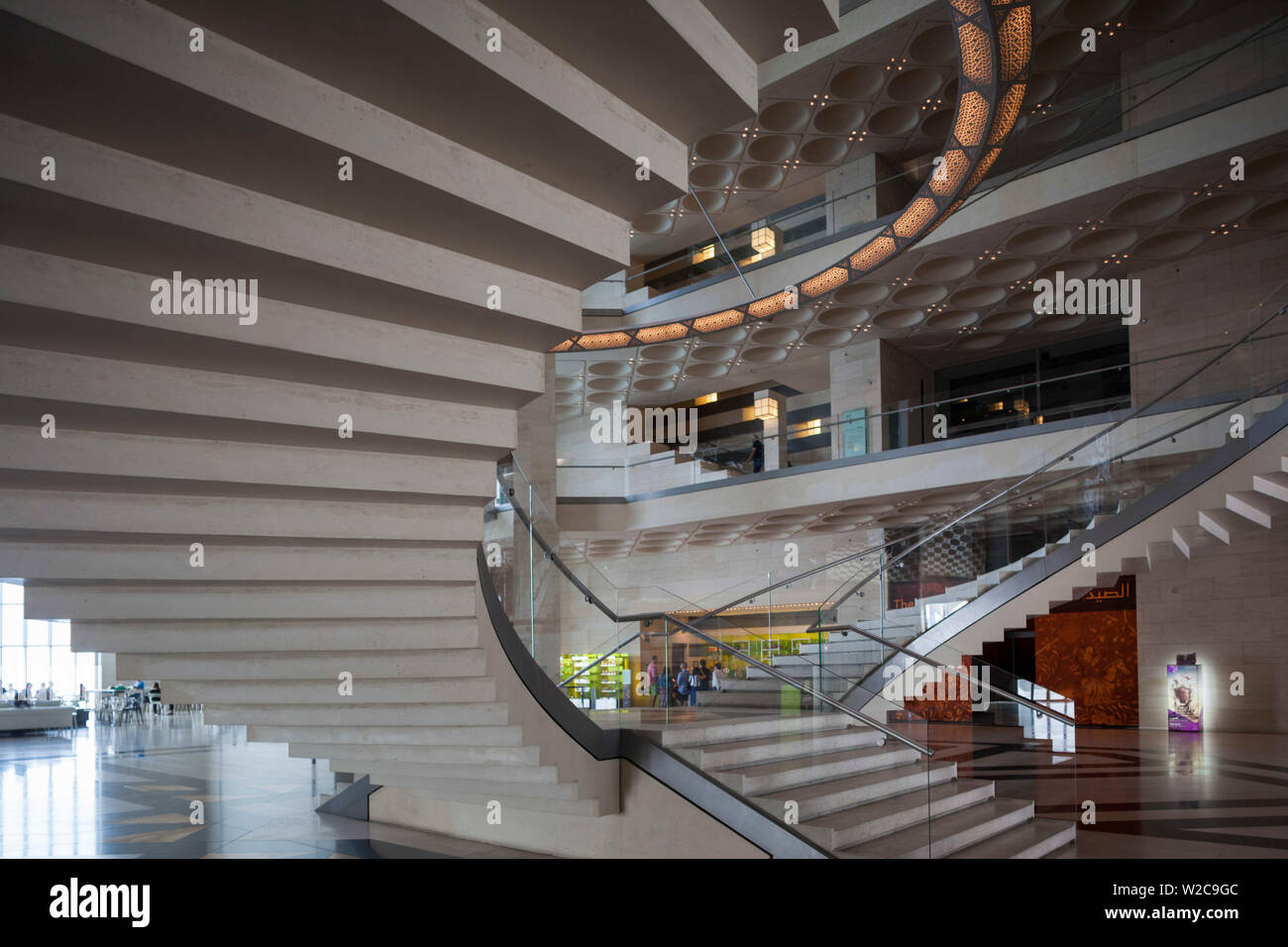 Il Qatar Doha, il Museo di Arte Islamica, progettato da I.M. Pei, atrio, vista in elevazione Foto Stock