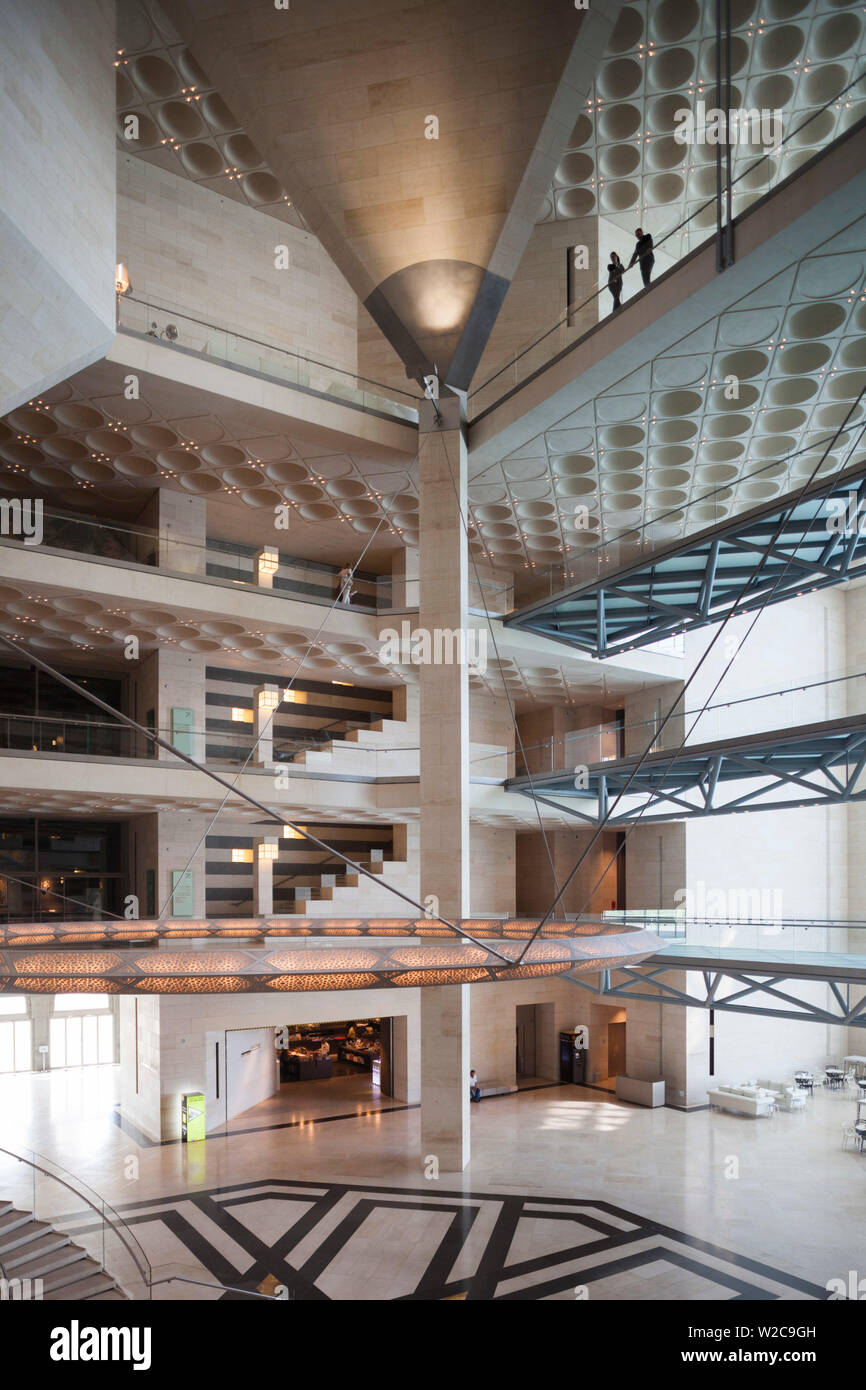 Il Qatar Doha, il Museo di Arte Islamica, progettato da I.M. Pei, atrio, vista in elevazione Foto Stock