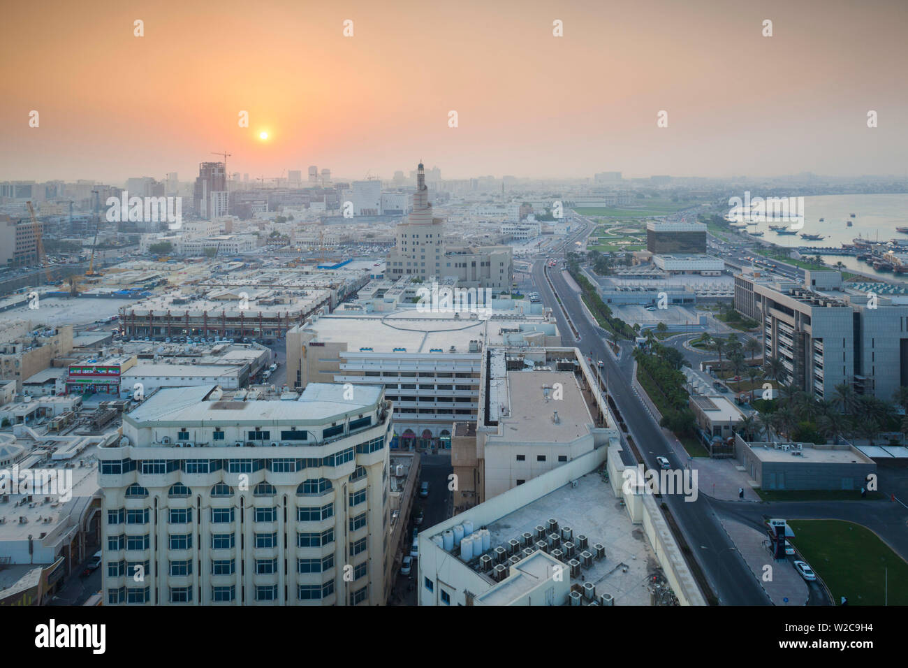 Il Qatar Doha, FANAR, Qatar centro culturale islamico, vista in elevazione, tramonto Foto Stock