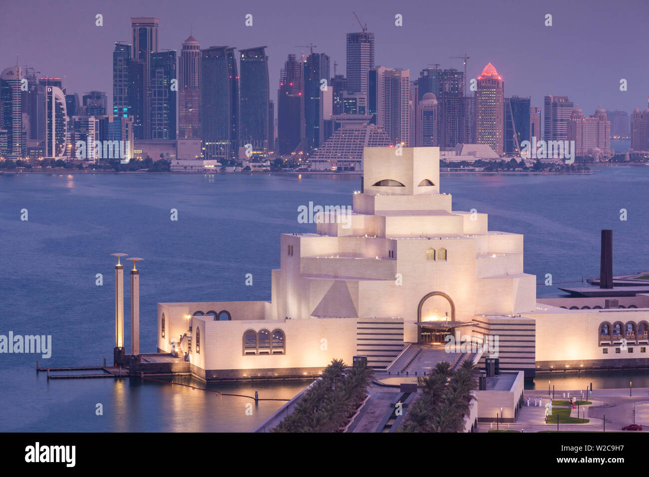 Il Qatar Doha, il Museo di Arte Islamica, progettato da I.M. Pei, vista in elevazione, alba Foto Stock