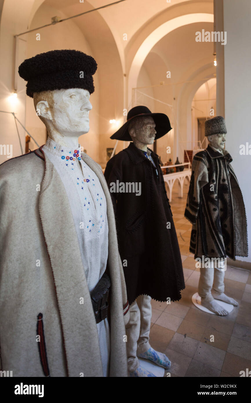 La Romania, Bucarest, Museo del contadino rumeno, contadino europeo display abbigliamento Foto Stock