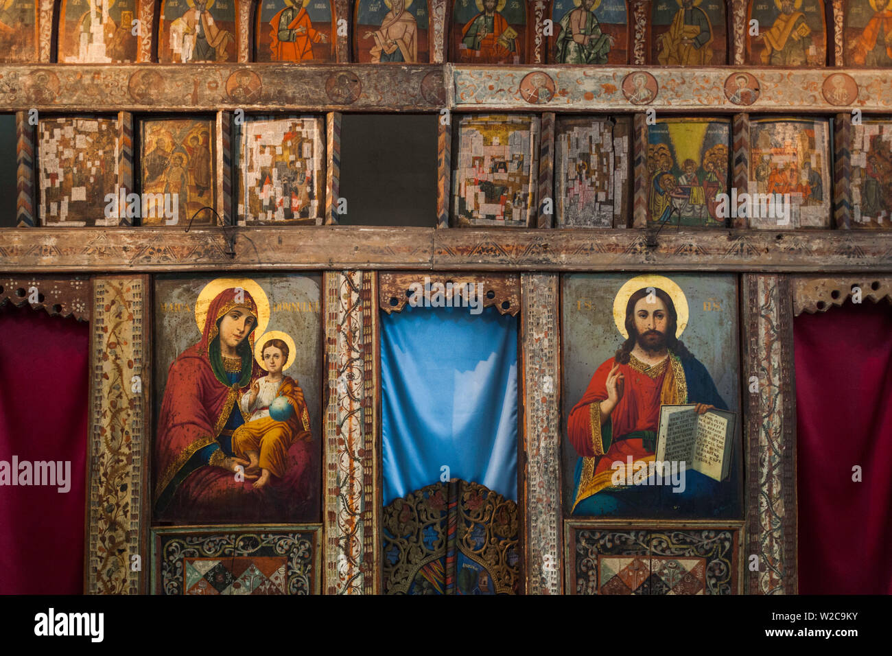 La Romania, Bucarest, Museo del contadino rumeno, Chiesa ortodossa rumena altare, quadri religiosi della Vergine Maria e Gesù Cristo Foto Stock