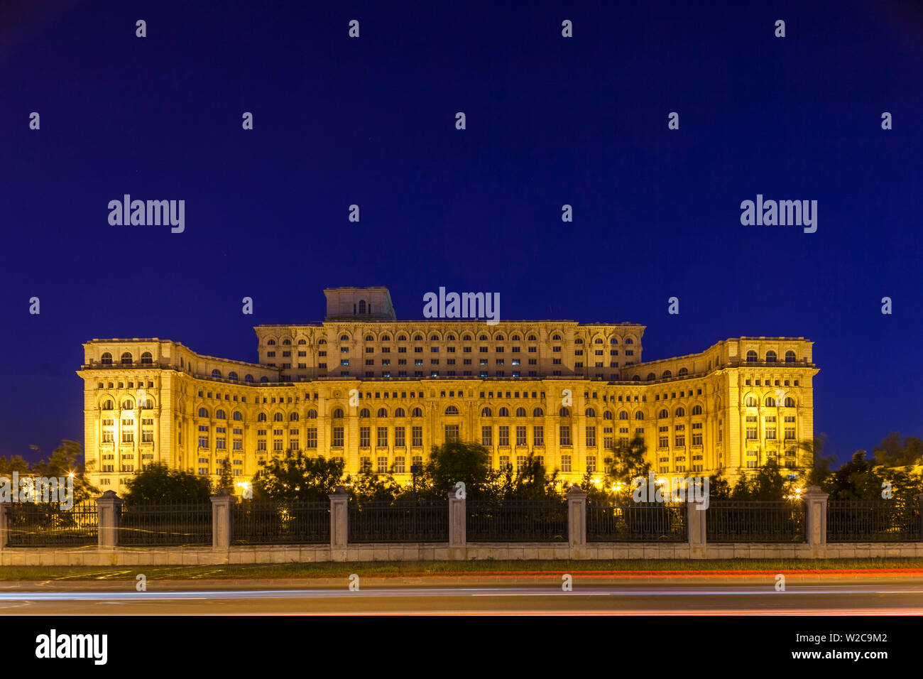 La Romania, Bucarest, Palazzo del Parlamento, il mondo il secondo più grande edificio, crepuscolo Foto Stock