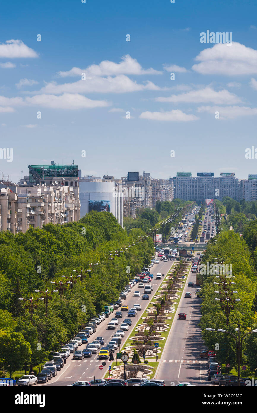 La Romania, Bucarest, Palazzo del Parlamento, il mondo il secondo più grande edificio, vista di Unirii Boulevard Foto Stock