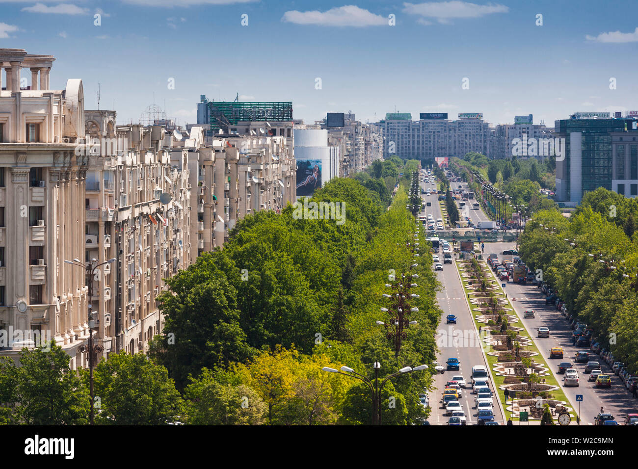 La Romania, Bucarest, Palazzo del Parlamento, il mondo il secondo più grande edificio, vista di Unirii Boulevard Foto Stock