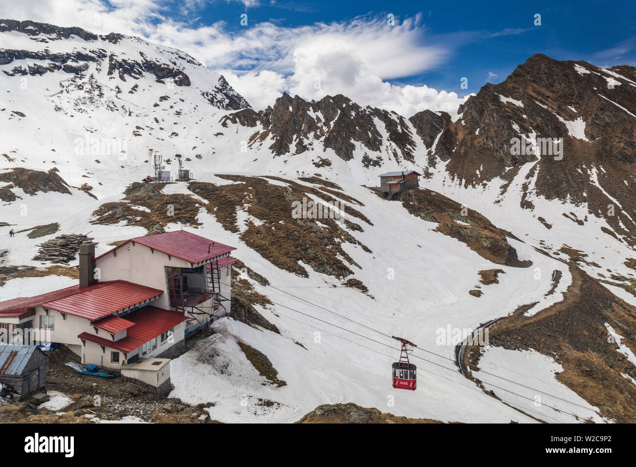 La Romania, Transilvania, la Transfagarasan Road, Romania i livelli più elevati di strada coperta di neve lago Balea stazione del tram Foto Stock