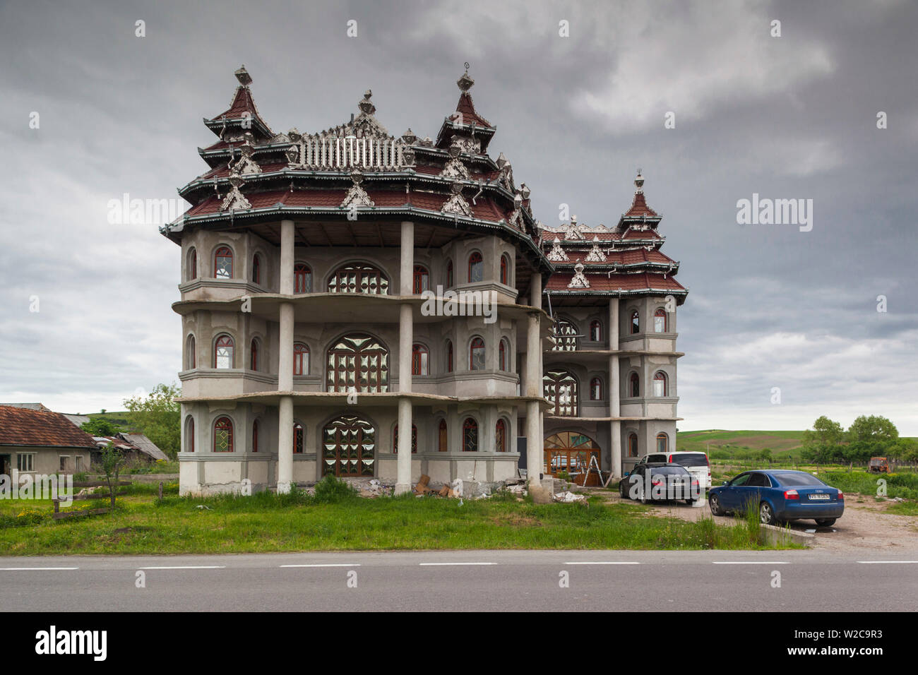 La Romania, Transilvania, Huedin, Roma palazzi, grandi case costruite da un espatriato famiglie Rom Foto Stock