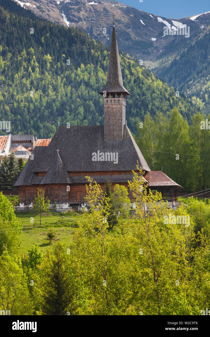 La Romania, regione Maramures, Rodna Mountains National Park, Statiunea Borsa, ski resort, la molla tradizionale chiesa in legno Foto Stock