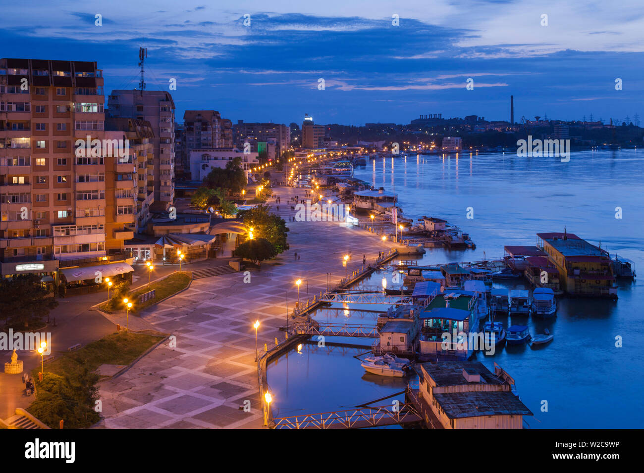La Romania, Danube River Delta, Tulcea, vista in elevazione della Tulcea porta sul fiume Danubio, crepuscolo Foto Stock
