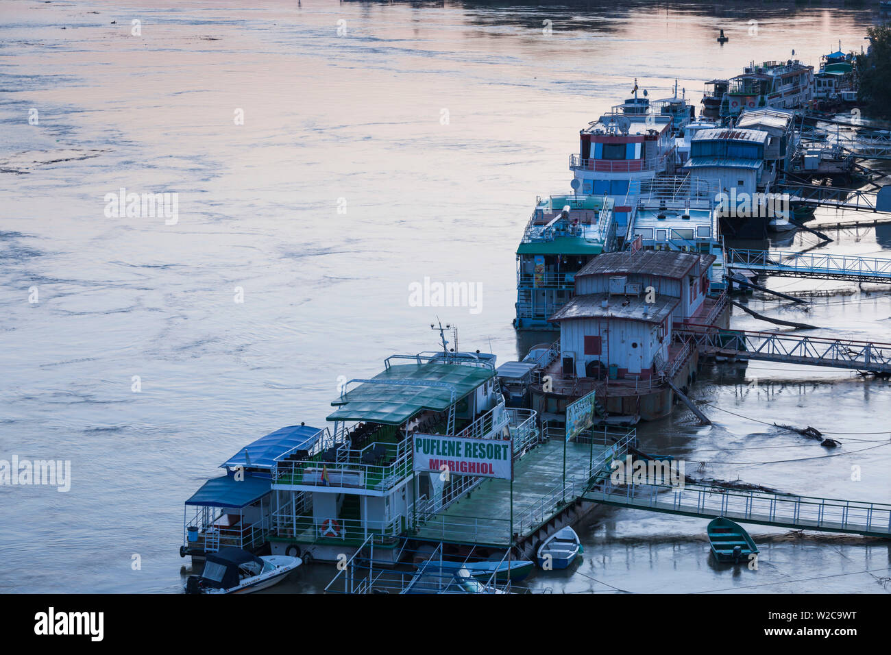 La Romania, Danube River Delta, Tulcea, vista in elevazione della Tulcea porta sul fiume Danubio, alba Foto Stock