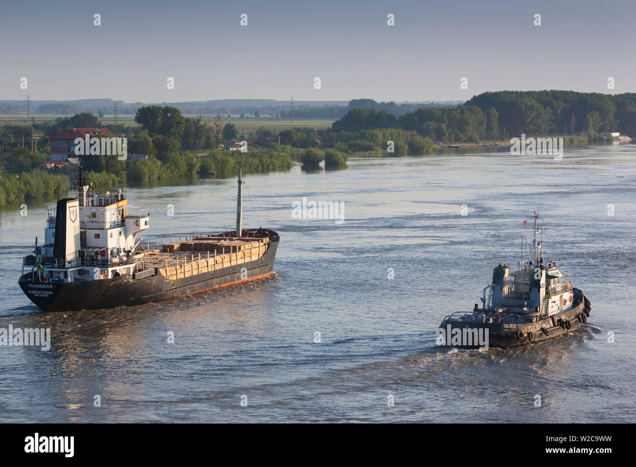 La Romania, Danube River Delta, Tulcea, vista in elevazione del cargo sul fiume Danubio, alba Foto Stock
