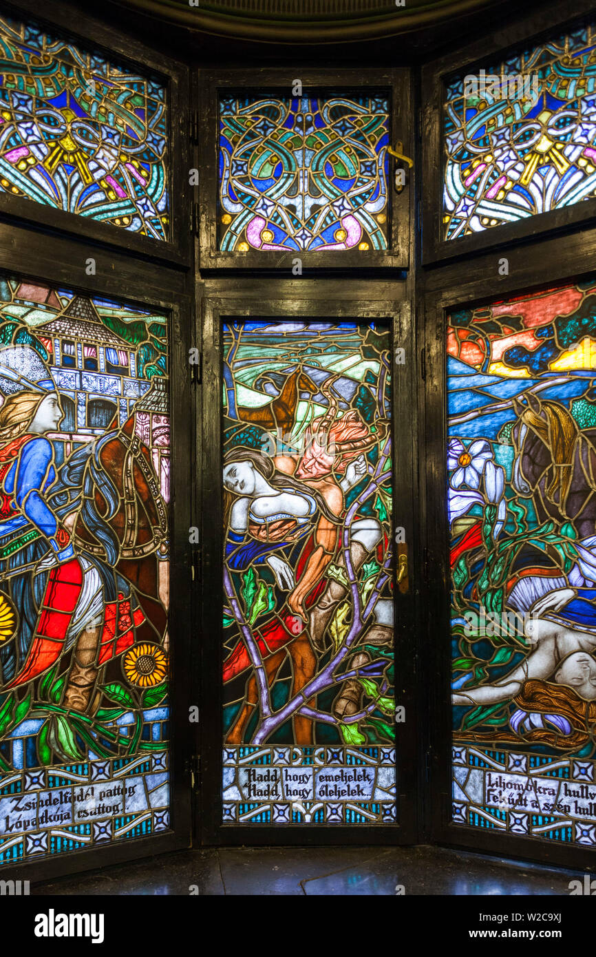 La Romania, Transilvania, Targu Mures, cultura palazzo secessionista stile di dettagli interni, finestre di vetro colorato Foto Stock