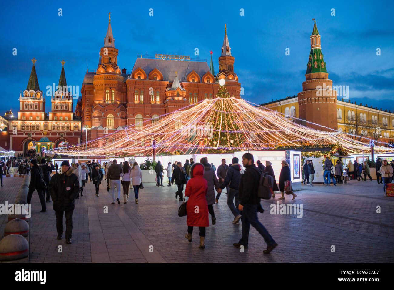 Manege square, decorazione e illuminazione per il Nuovo Anno e vacanze di Natale di notte a Mosca, Russia Foto Stock
