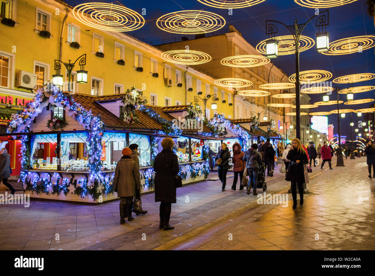 Kamergersky lane, decorazione e illuminazione per il Nuovo Anno e vacanze di Natale di notte a Mosca, Russia Foto Stock