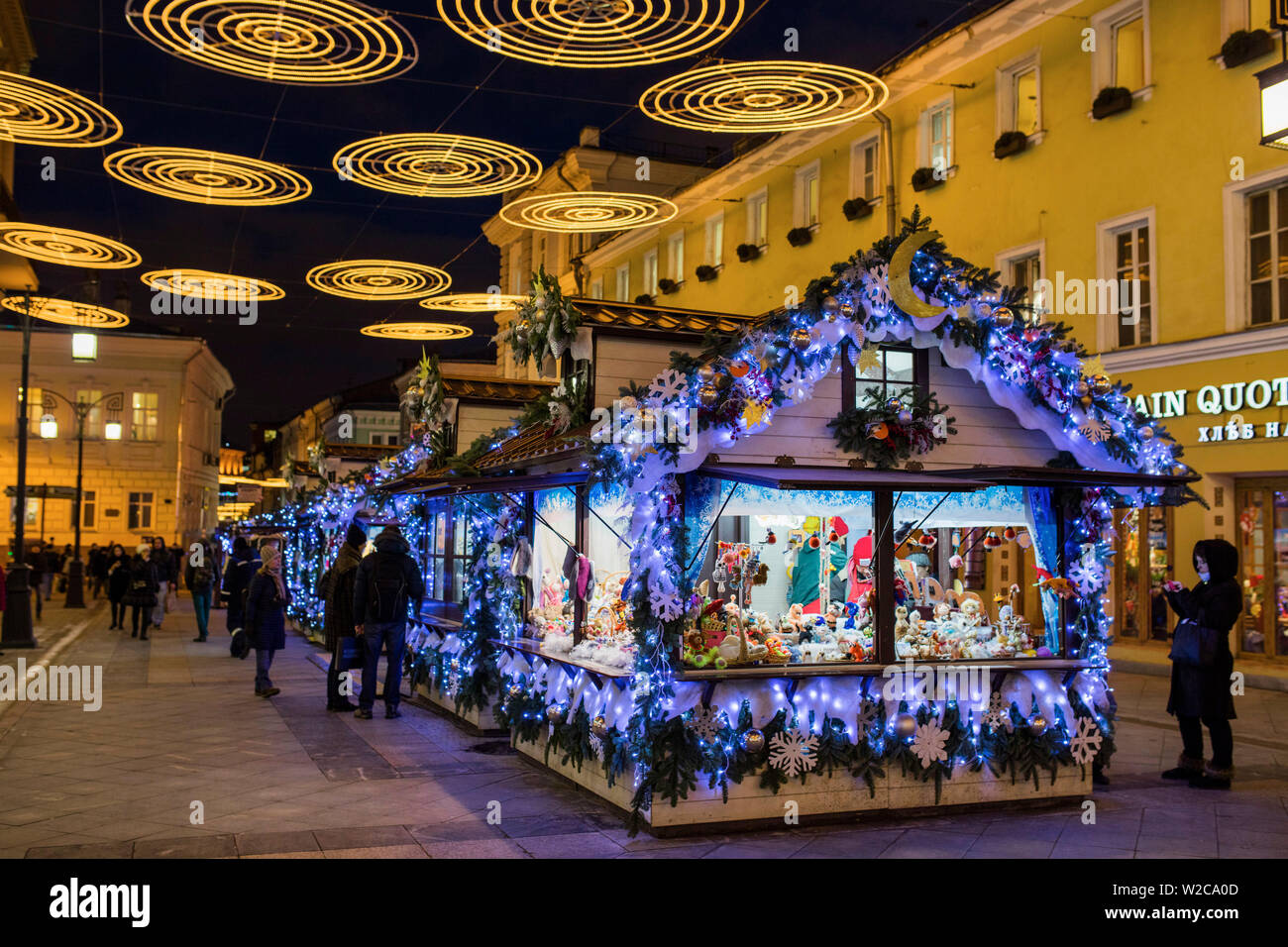 Kamergersky lane, decorazione e illuminazione per il Nuovo Anno e vacanze di Natale di notte a Mosca, Russia Foto Stock
