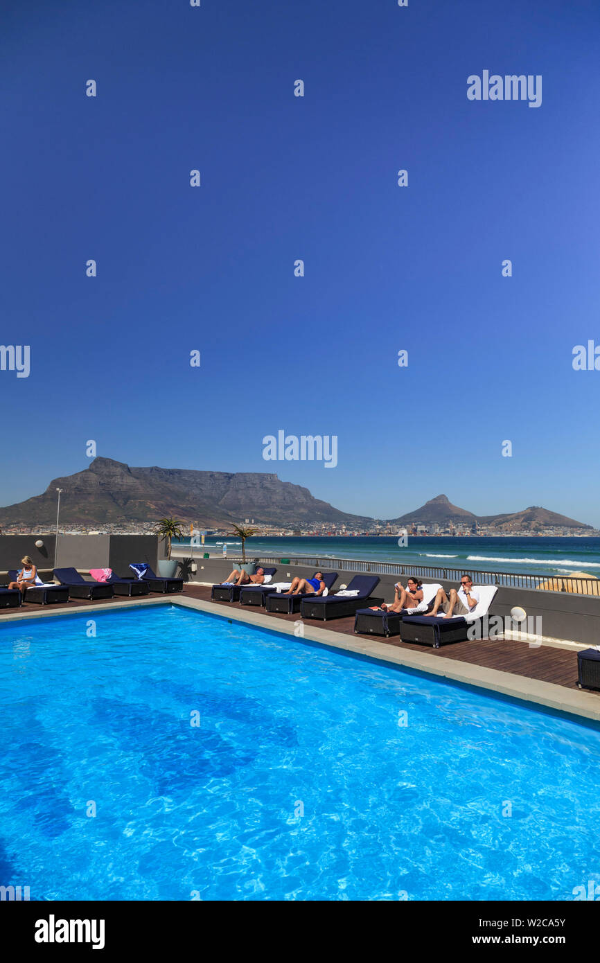 Sud Africa, Western Cape, Cape Town, hotel piscina e vista della Table Mountain dalla Laguna Beach Foto Stock