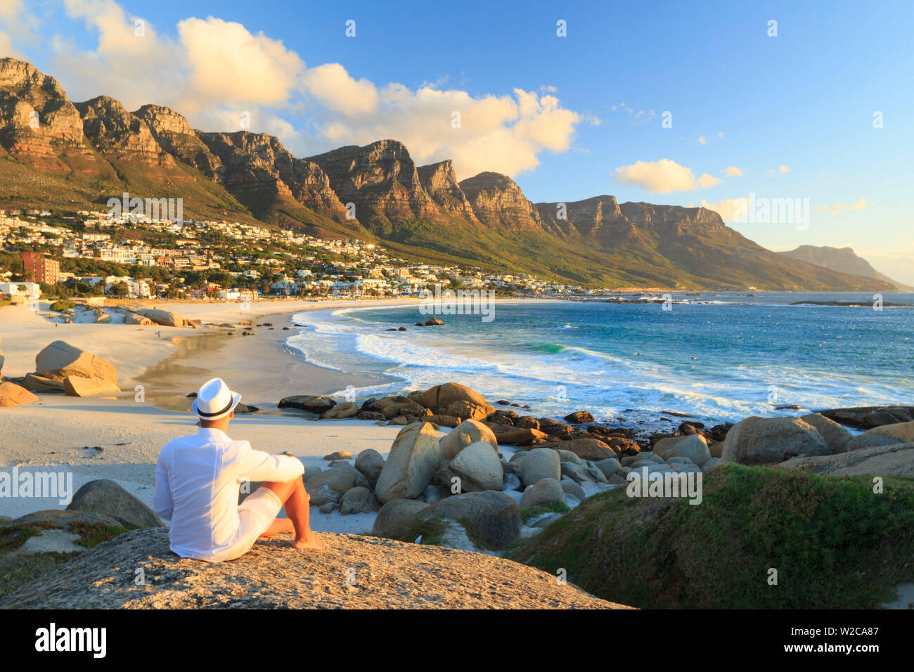 Sud Africa, Western Cape, Cape Town, Camps Bay e dodici apostoli (MR) Foto Stock