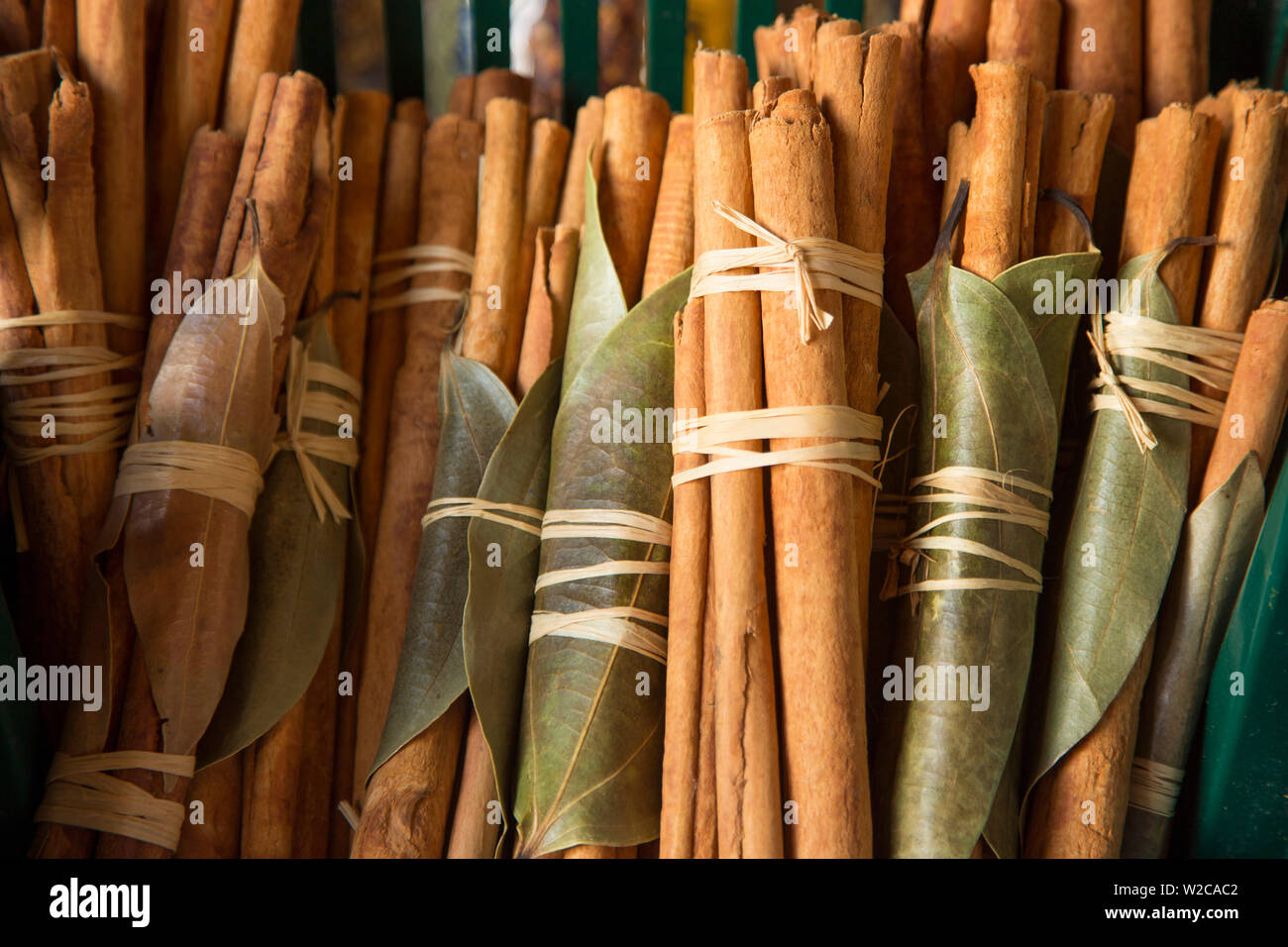 Bastoncini di cannella nel mercato di Victoria, Mahe, Seicelle Foto Stock