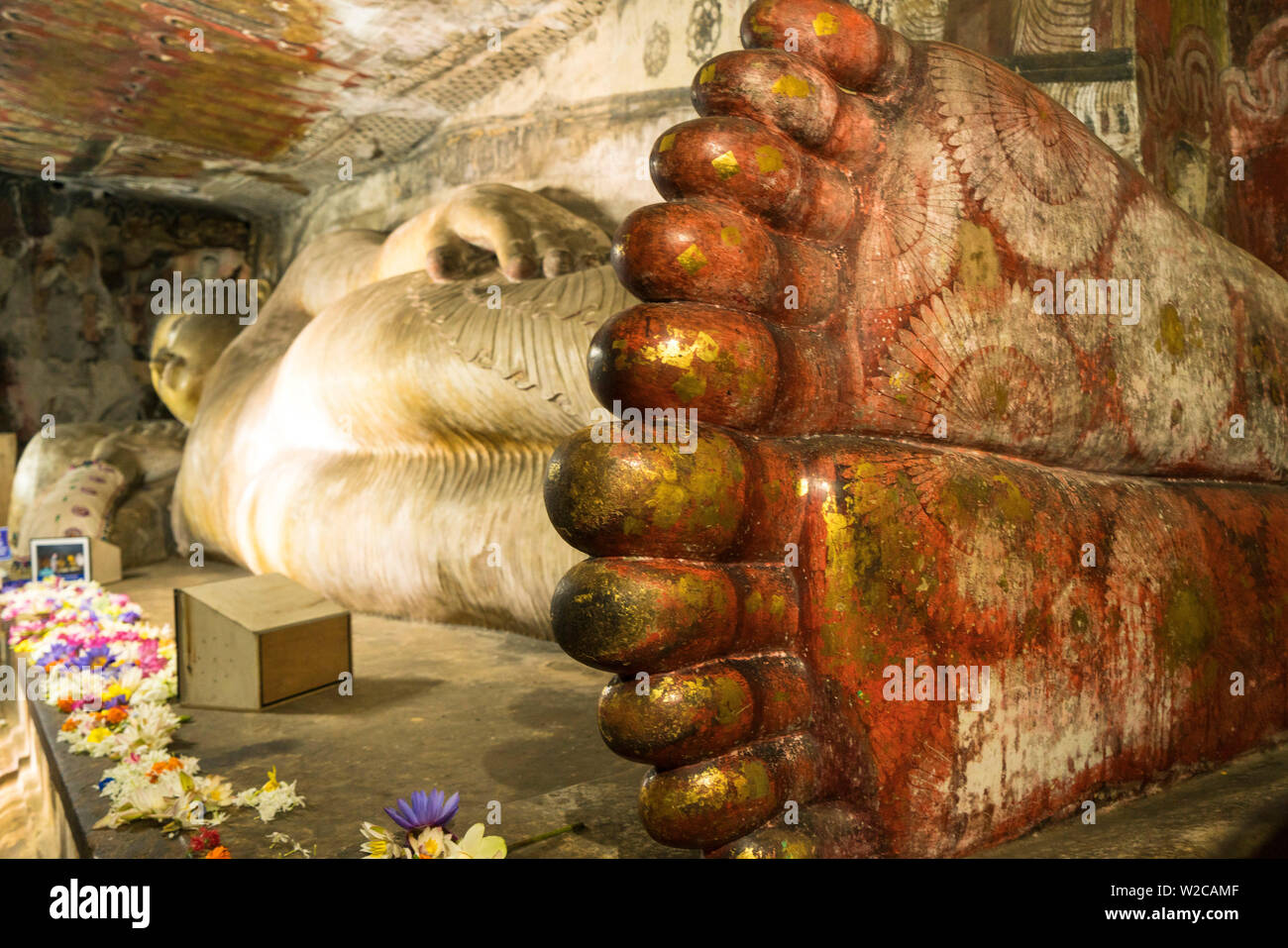 Buddha reclinato statua in grotta 2 della grotta di templi, Sito Patrimonio Mondiale dell'UNESCO, Dambulla, Nord provincia centrale, Sri Lanka Foto Stock