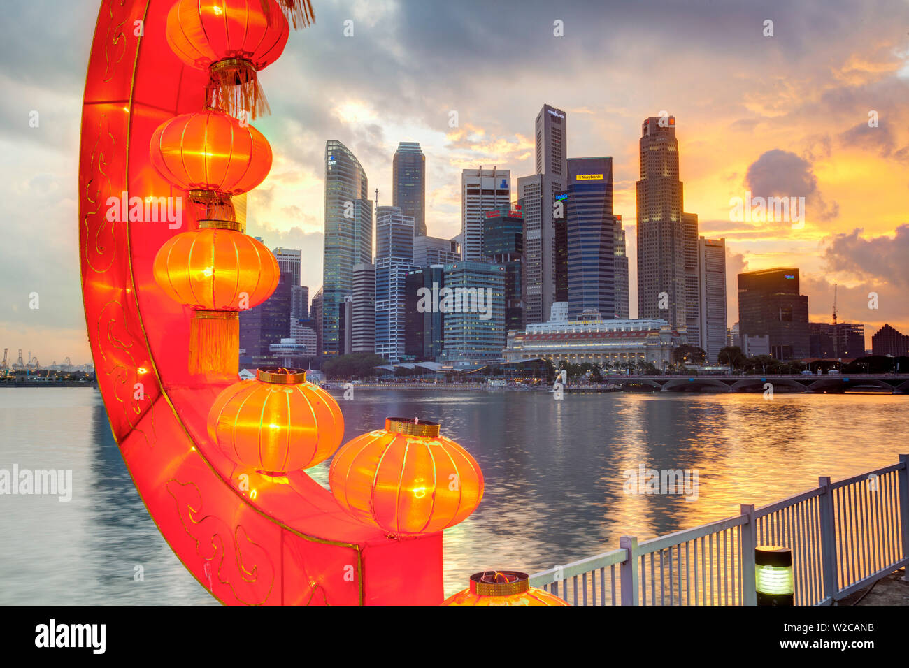 Città Skyline finanziario, Fiume Hongbao decorazioni per il Capodanno cinese di Marina Bay, Singapore, Sud-est asiatico Foto Stock