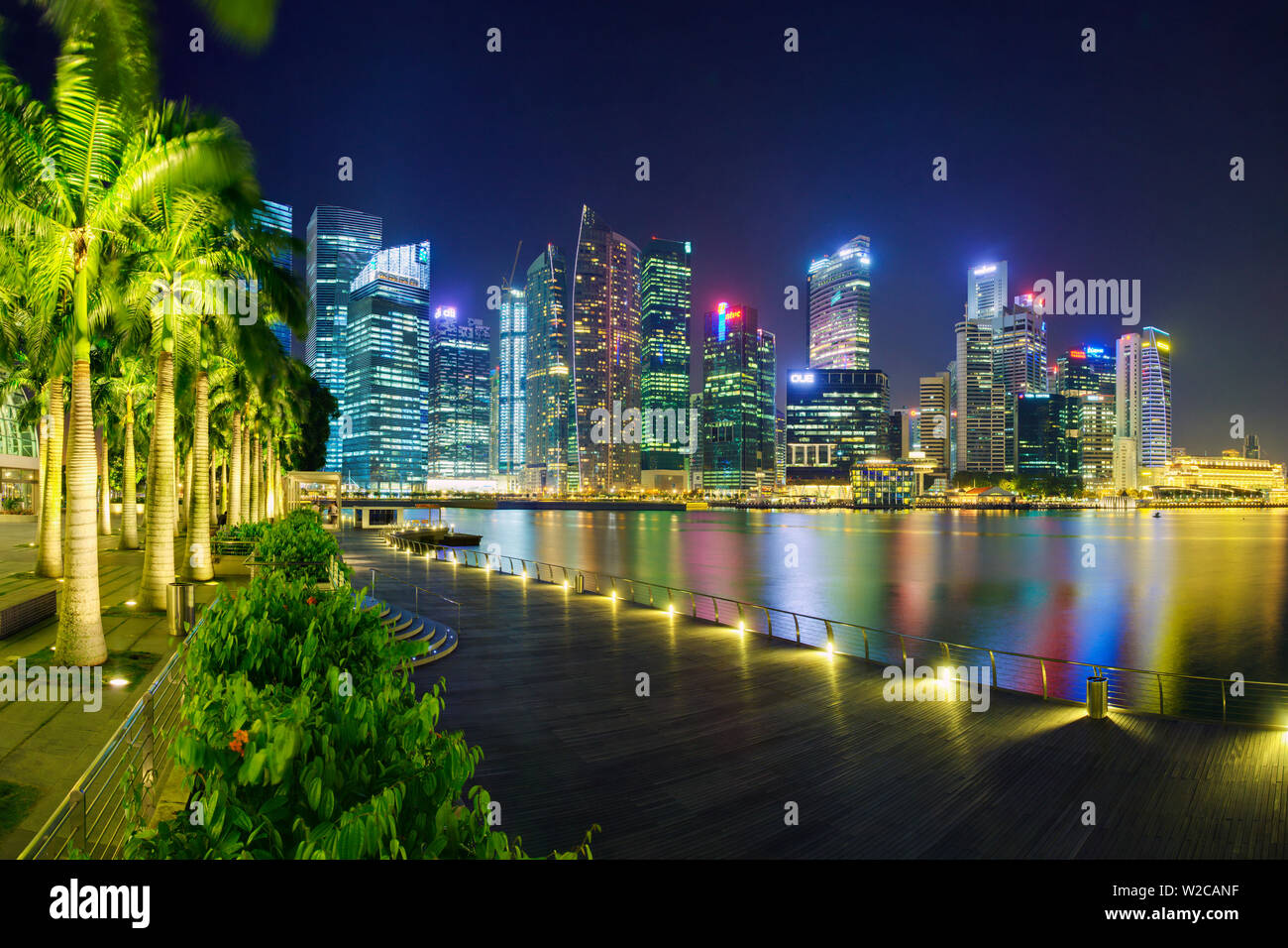 Il Sud Est asiatico, Singapore, Marina Bay, skyline della città di notte Foto Stock