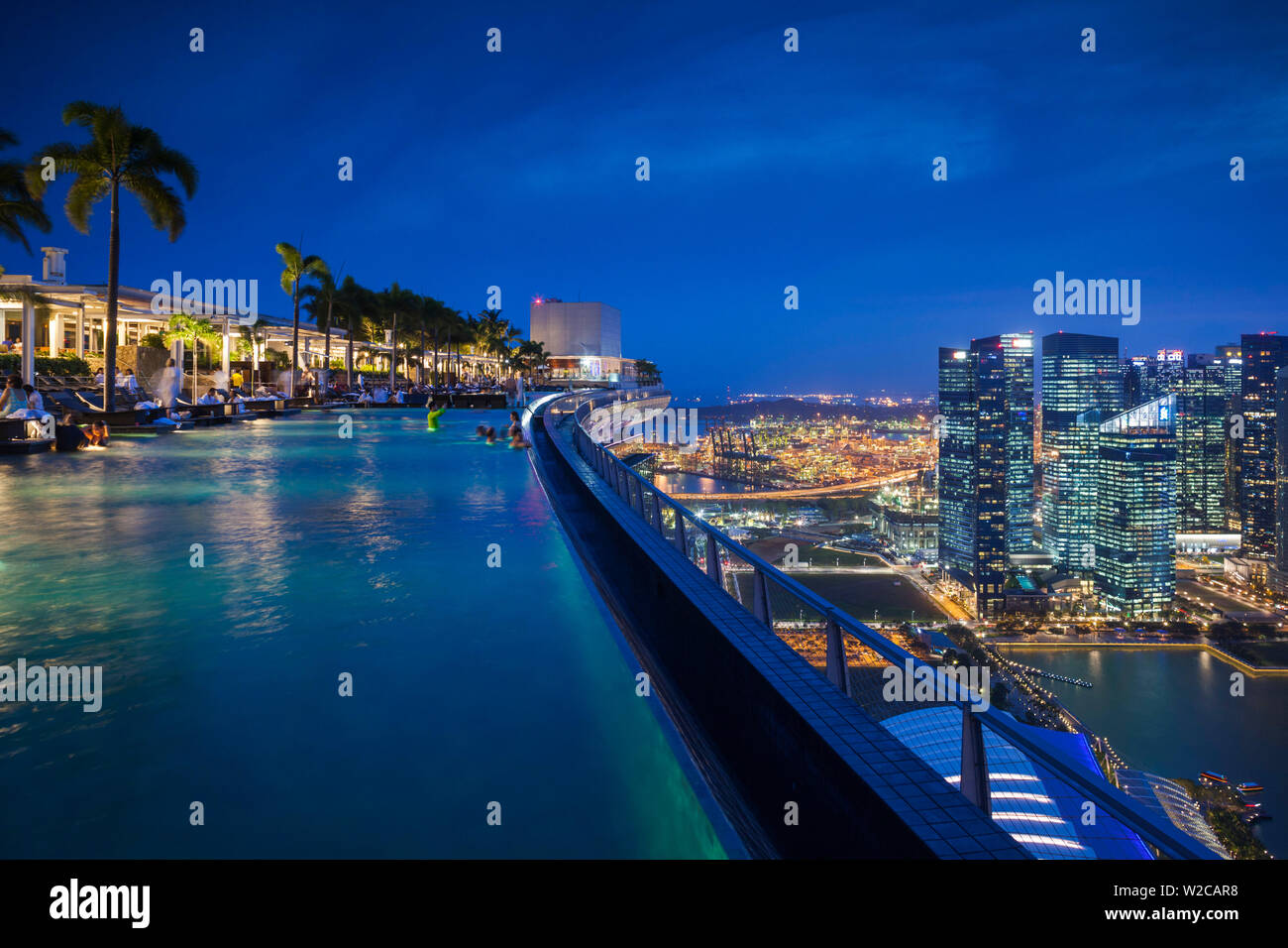 Singapore, Marina Bay Sands Hotel, piscina sul tetto, crepuscolo Foto Stock