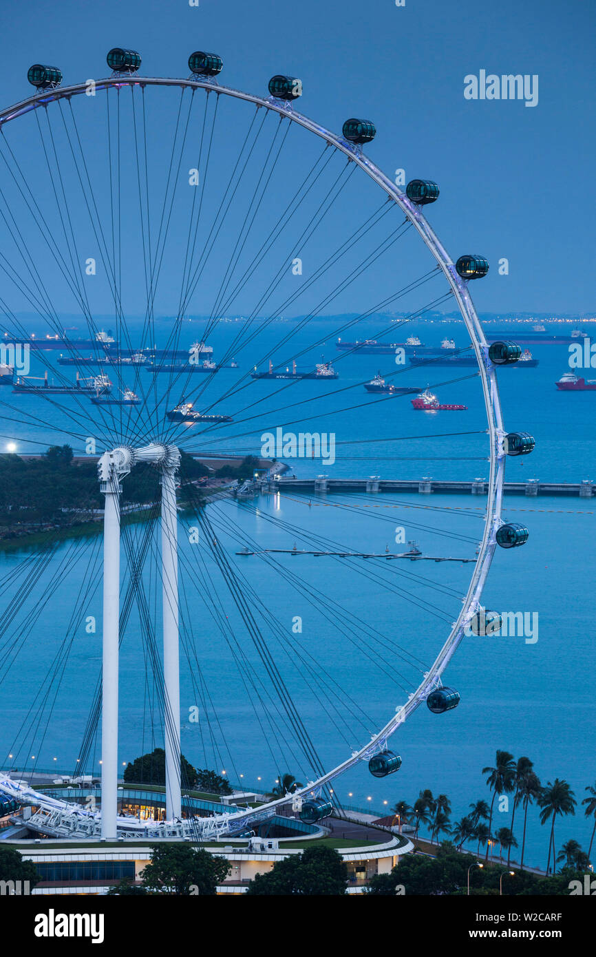 Singapore, Singapore Flyer, una gigantesca ruota panoramica Ferris, vista in elevazione, crepuscolo Foto Stock