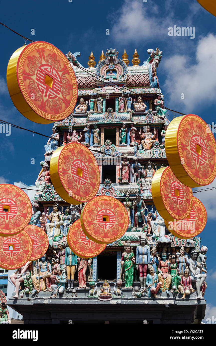 Singapore, Chinatown, il Tempio Hindu Sri Mariamman e cinese di Nuovo Anno decorazioni Foto Stock