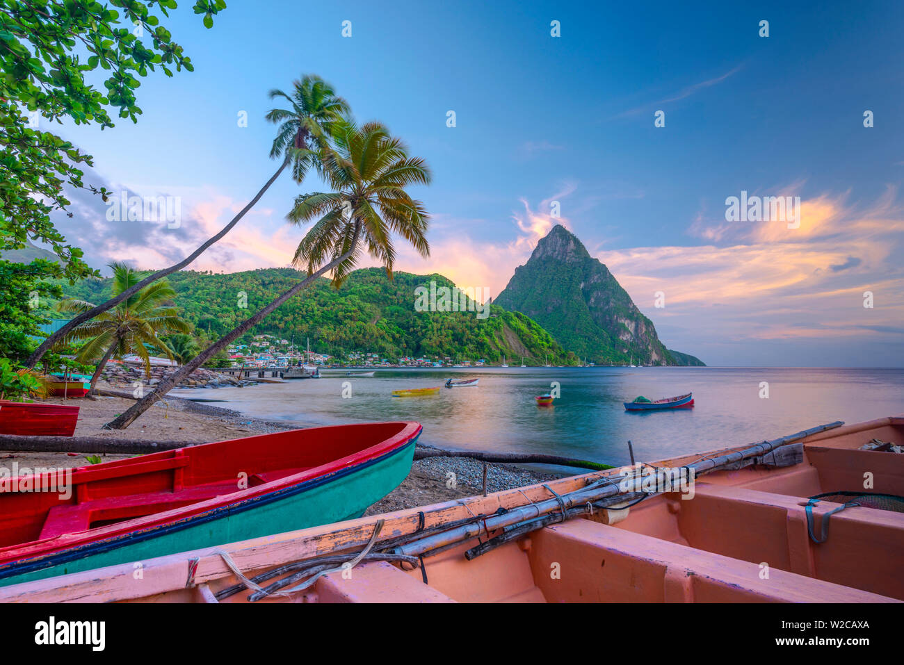 Caraibi, St Lucia, Soufriere, Soufriere Bay, Soufriere Beach e Petit Piton (Patrimonio Mondiale dell'UNESCO), tradizionali barche da pesca Foto Stock