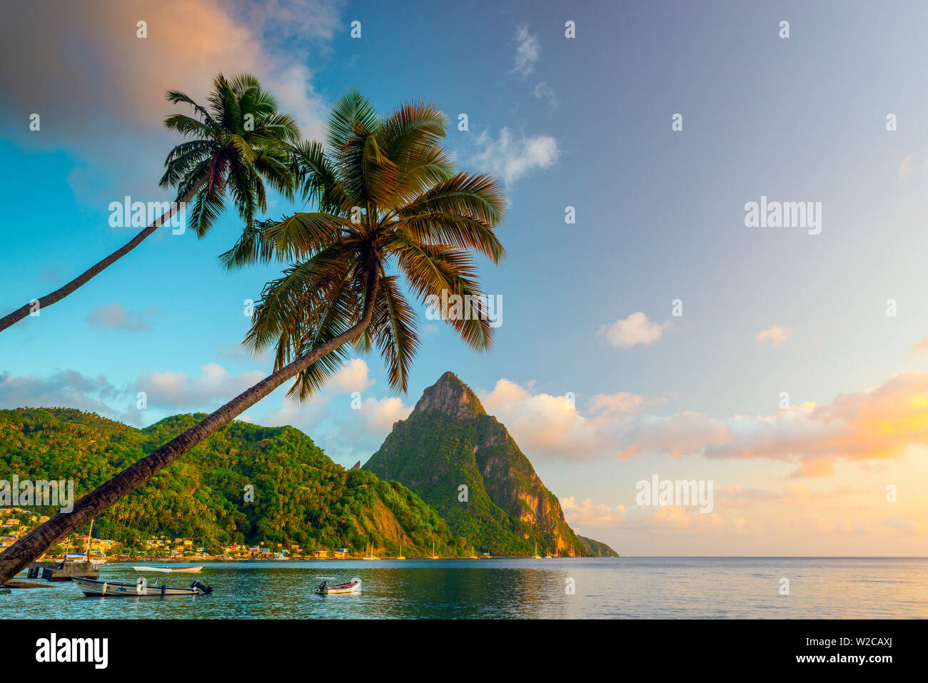 Caraibi, St Lucia, Soufriere, Soufriere Bay, Soufriere Beach e Petit Piton (Patrimonio Mondiale dell'UNESCO) Foto Stock