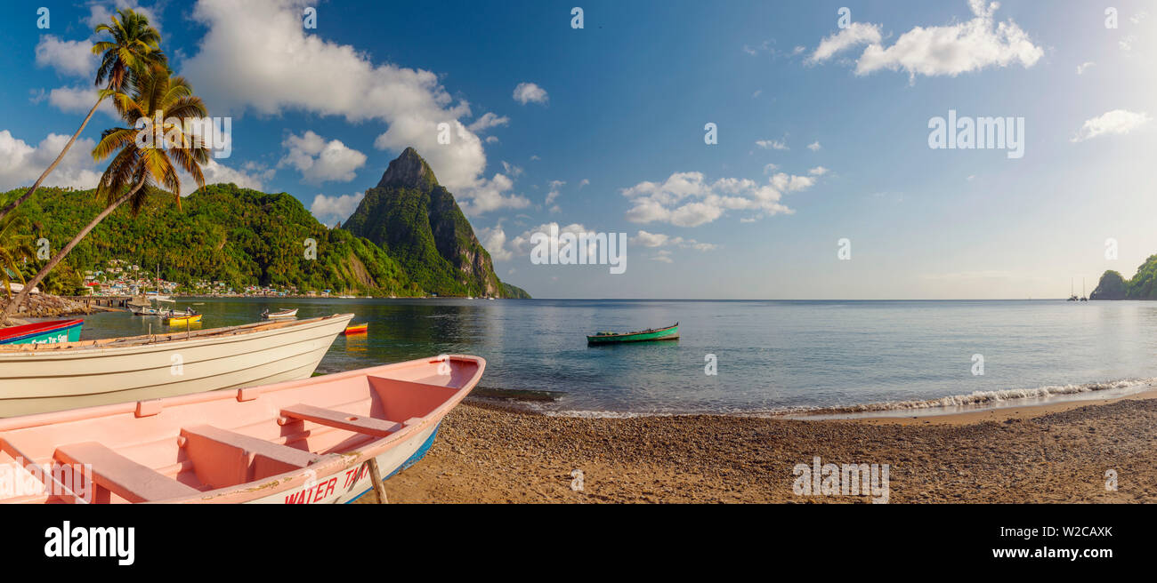 Caraibi, St Lucia, Soufriere, Soufriere Bay, Soufriere Beach e Petit Piton (Patrimonio Mondiale dell'UNESCO), tradizionali barche da pesca Foto Stock