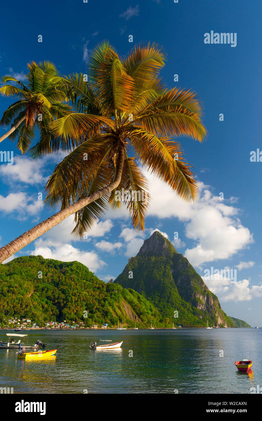 Caraibi, St Lucia, Soufriere, Soufriere Bay, Soufriere Beach e Petit Piton (Patrimonio Mondiale dell'UNESCO) Foto Stock