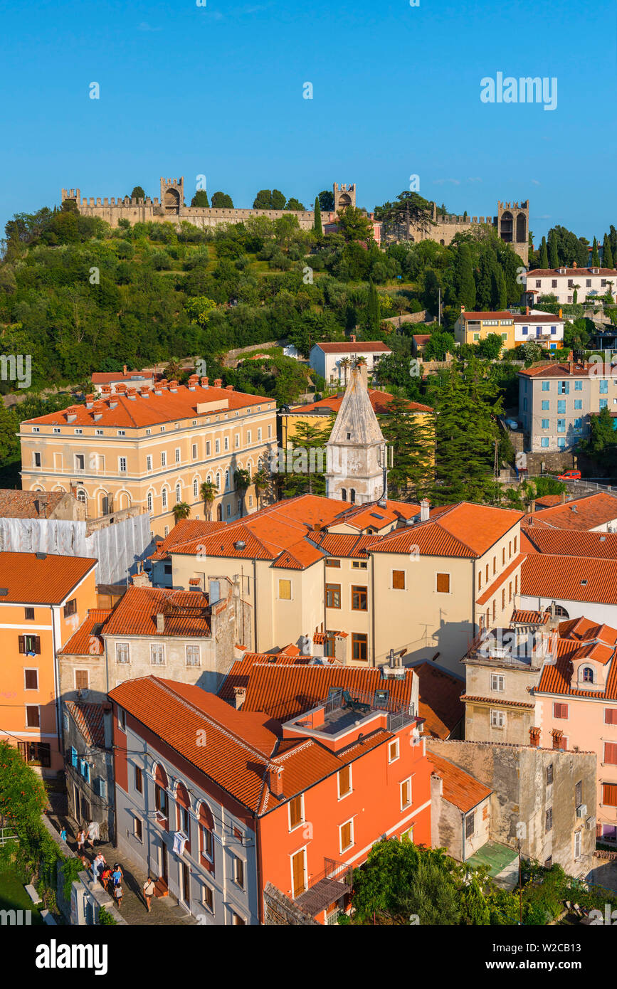 La Slovenia, Primorska, pirano, Città Vecchia con la Città Vecchia pareti sopra Foto Stock