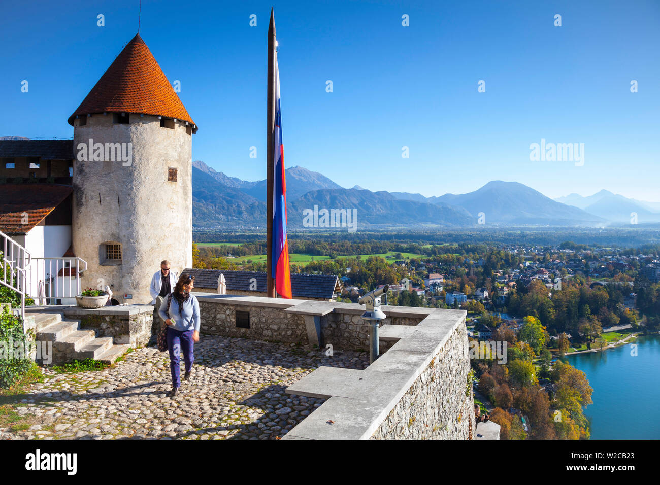 Elevata vista sul castello di Bled e la campagna circostante, il lago di Bled Bled, Alta Carniola, sulle Alpi Giulie, Slovenia Foto Stock