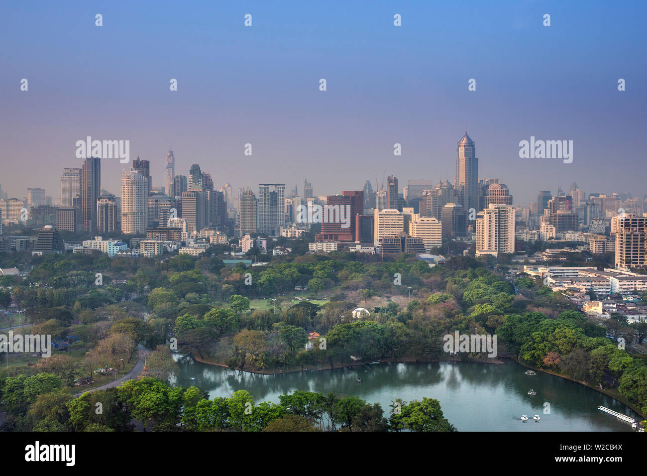 Skyline della città e Parco Lumphinee, Bangkok, Thailandia Foto Stock