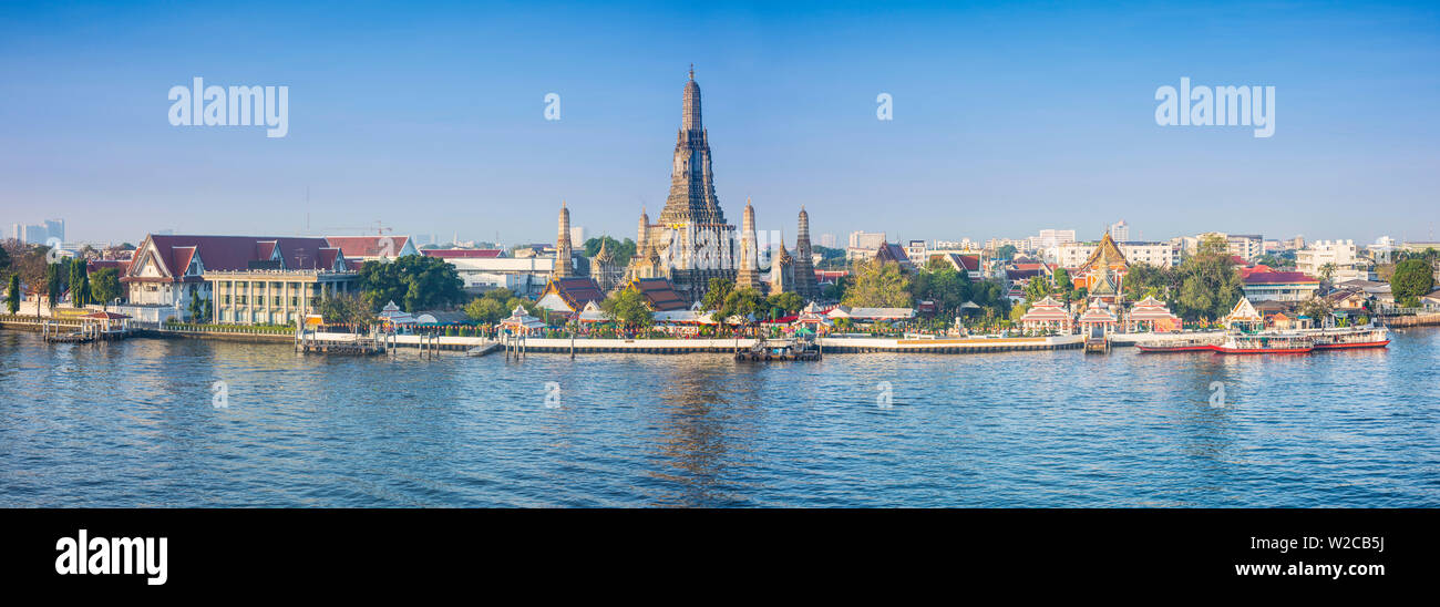 Il tempio dell'Alba (Wat Arun) e Bangkok, Thailandia Foto Stock