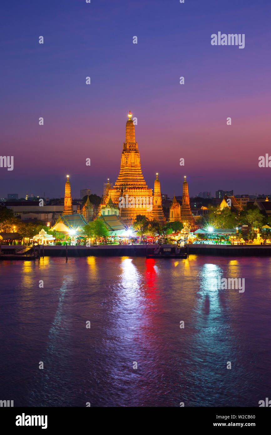 Il tempio dell'Alba (Wat Arun) e Bangkok, Thailandia Foto Stock