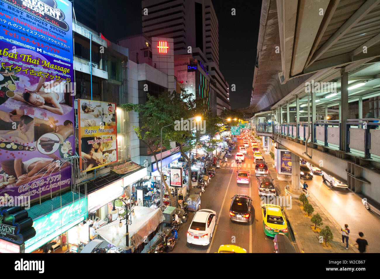 Rama IV Road dalla stazione MRT Silom, Bangkok, Thailandia Foto Stock