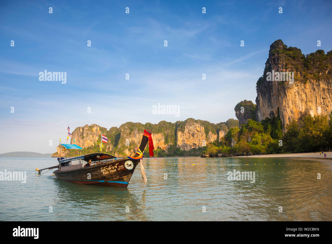 Longtail barche su West Railay Beach, Railay Penisola, Provincia di Krabi, Thailandia Foto Stock