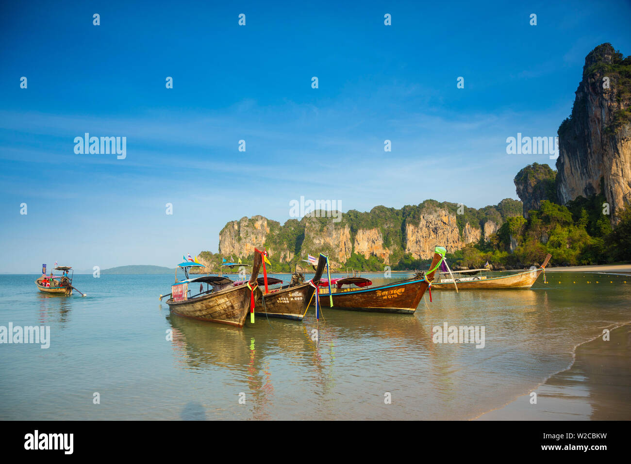 Longtail barche su West Railay Beach, Railay Penisola, Provincia di Krabi, Thailandia Foto Stock