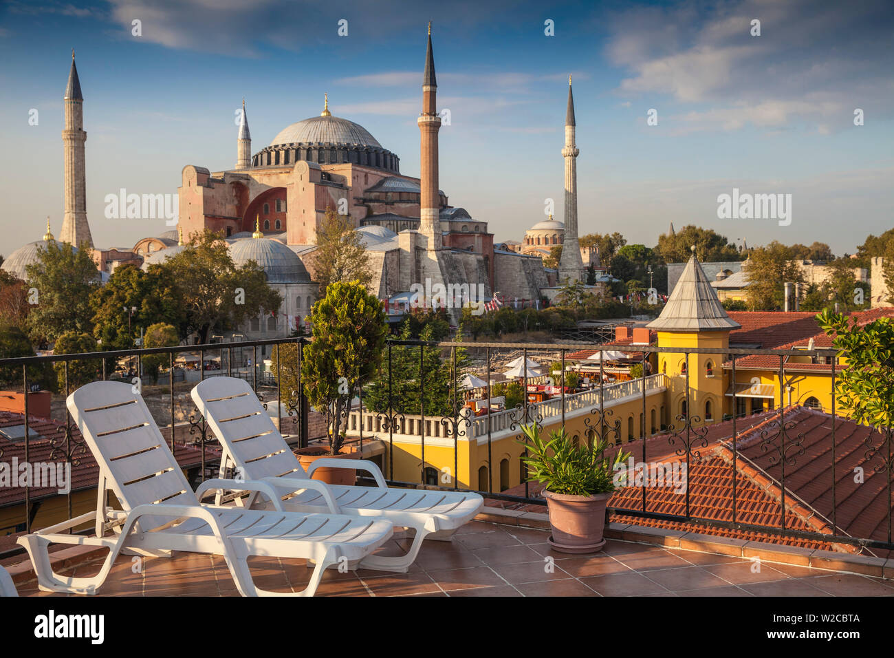 Turchia, Istanbul, Haghia Sophia - Vista di Aya Sofya moschea e Four Seasons Hotel dal Park Hotel terrazza sul tetto Foto Stock