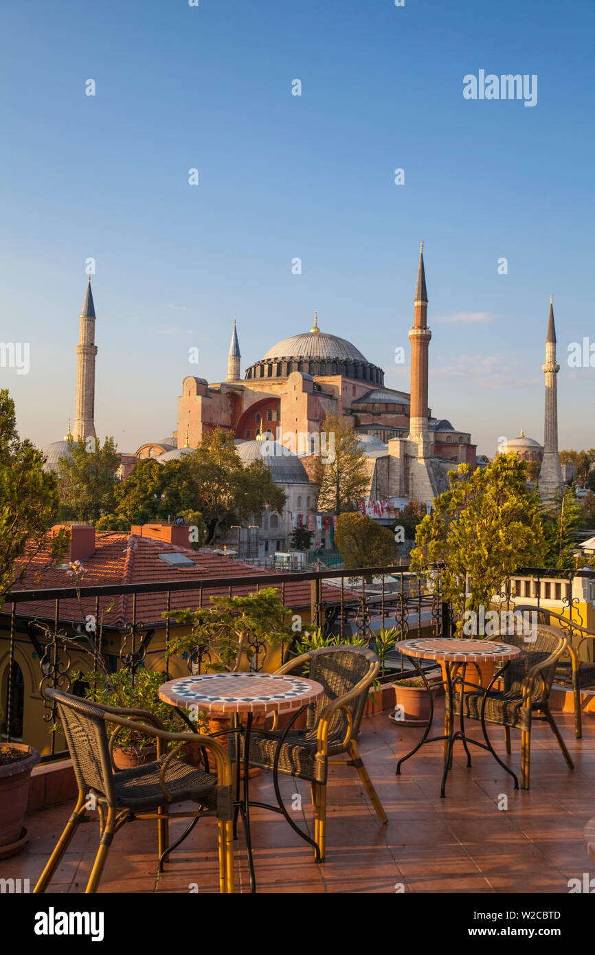 Turchia, Istanbul, Haghia Sophia - Vista di Aya Sofya moschea e Four Seasons Hotel dal Park Hotel terrazza sul tetto Foto Stock