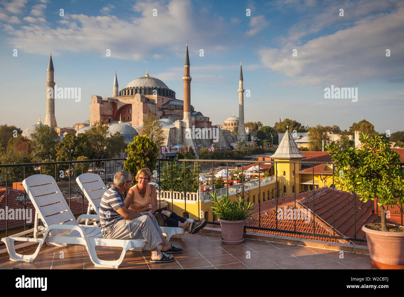 Turchia, Istanbul, Haghia Sophia - Vista di Aya Sofya moschea e Four Seasons Hotel dal Park Hotel terrazza sul tetto Foto Stock