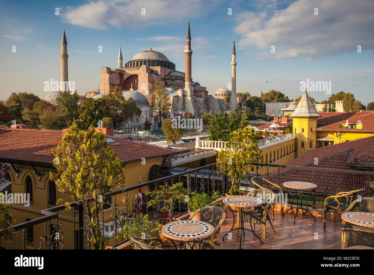 Turchia, Istanbul, Haghia Sophia - Vista di Aya Sofya moschea e Four Seasons Hotel dal Park Hotel terrazza sul tetto Foto Stock