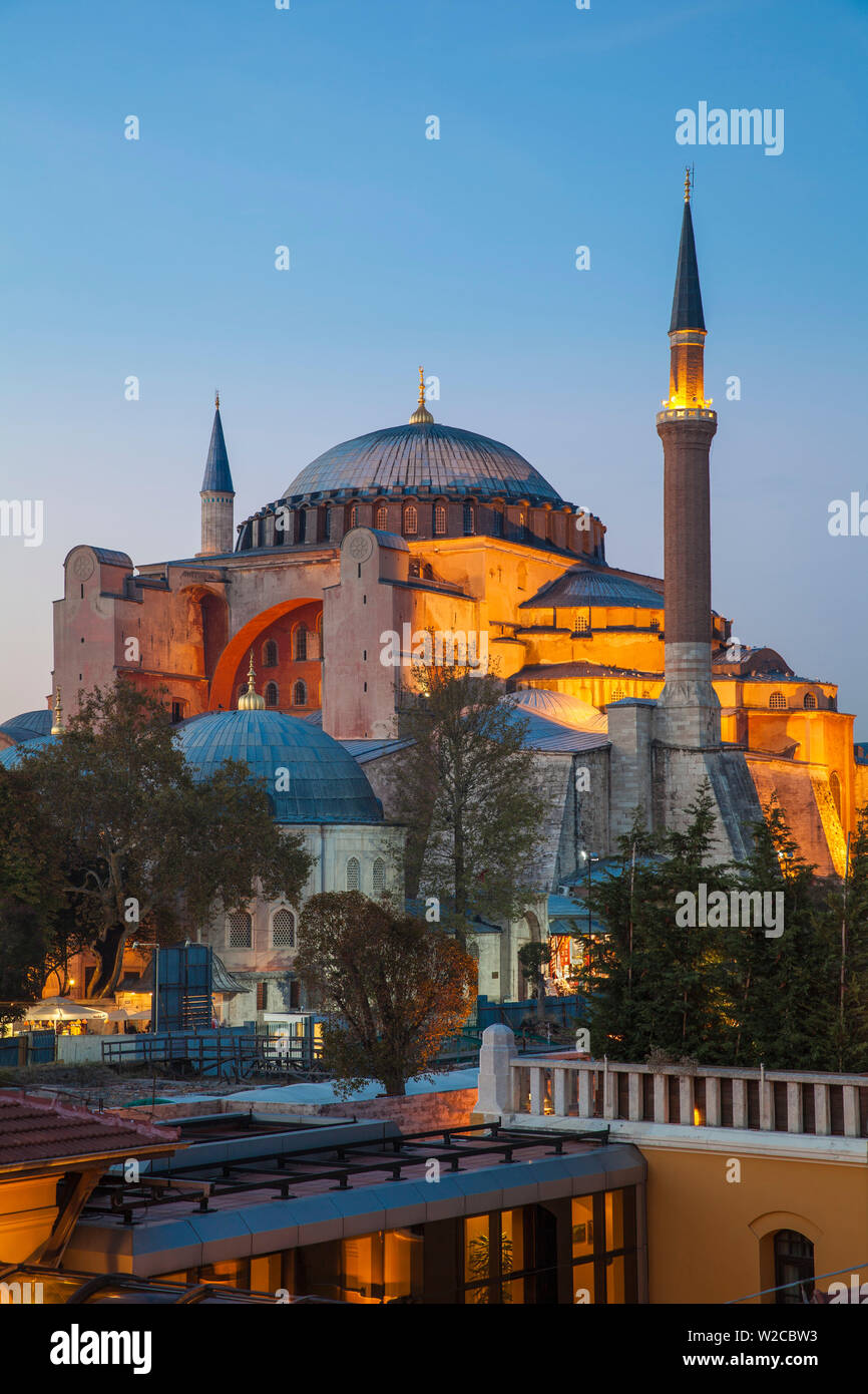 Turchia, Istanbul, vista del Four Seasons Hotel terrazza sul tetto e Haghia Sophia - Aya Sofya moschea Foto Stock