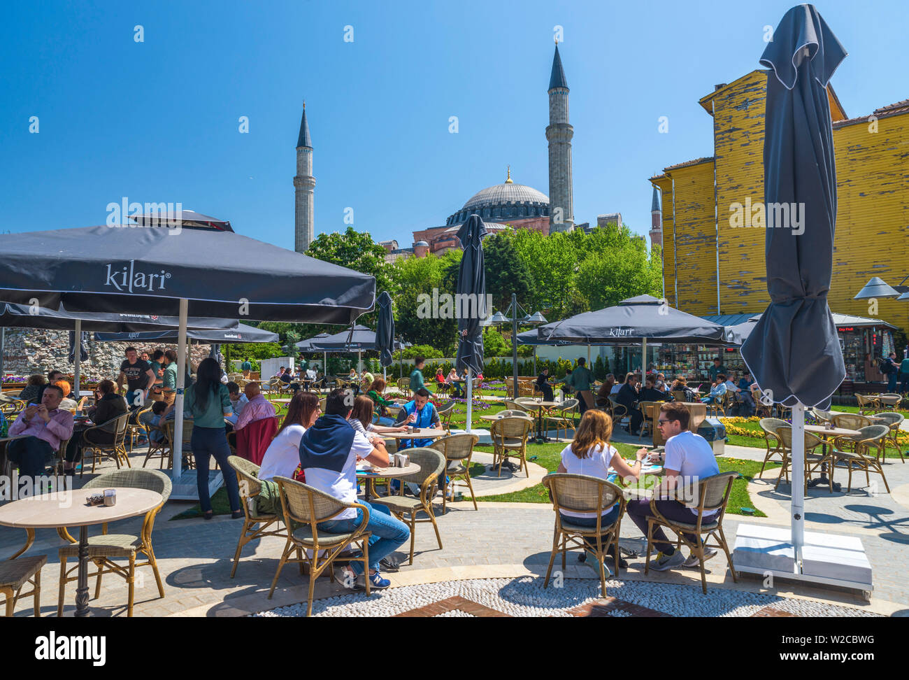 Turchia, Istanbul, Sultanahmet, Cafe e Hagia Sophia (o Ayasofya), greci ortodossi, basilica moschea imperiale, e ora un museo Foto Stock