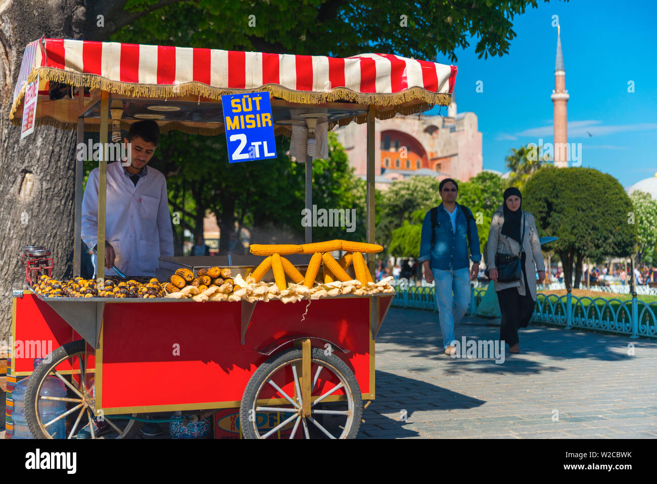 Turchia, Istanbul, Sultanahmet, Cafe e Hagia Sophia (o Ayasofya), greci ortodossi, basilica moschea imperiale, e ora un museo, bancarella vendendo spuntini di castagne e granturco dolce (maise) Foto Stock